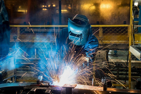 工业人在厂里焊接汽车技能铁工程图片