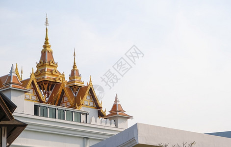 尖塔旅游橙在泰国美丽的斑尖神庙屋顶金色和云天背景孤立图片