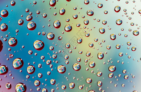 抽象的模糊宏拍摄了20欧元钞票在水滴中反射的细微缩写图彩色水滴背景价格背景图片