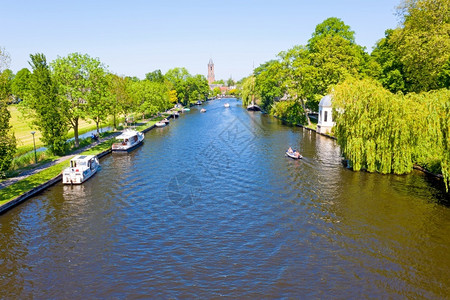 天线从荷兰Vecht河与LoenenaandeVecht船图片