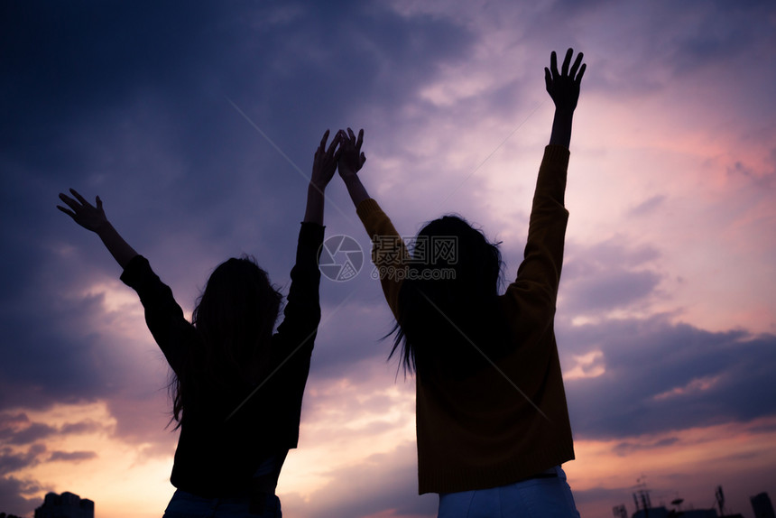 假期几个年轻的亚洲女人站在苏塞特张开双臂天空手图片