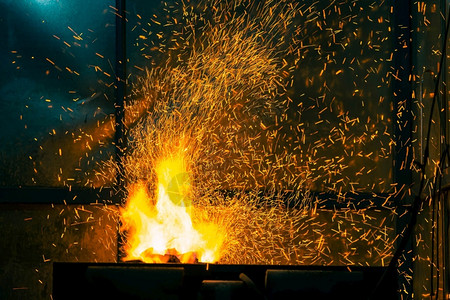 燃烧木炭的火焰图片