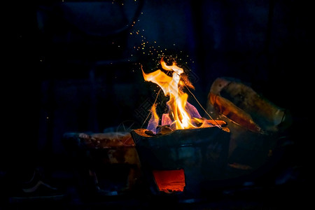 火热在黑暗抽象背景下燃烧木炭的火焰和花与bokeh抽象的图片