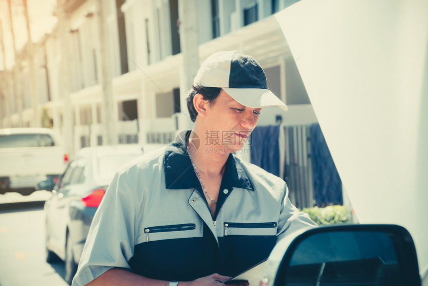 油汽车修理工在长假旅行之前检查发动机的车轮技术男人图片