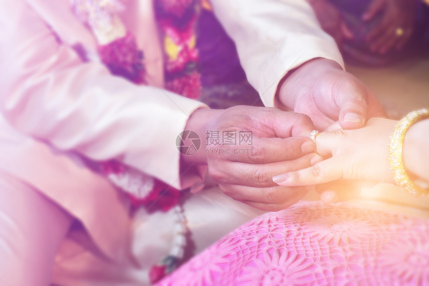 订婚庆典礼结仪式新娘郎结婚戒指图片