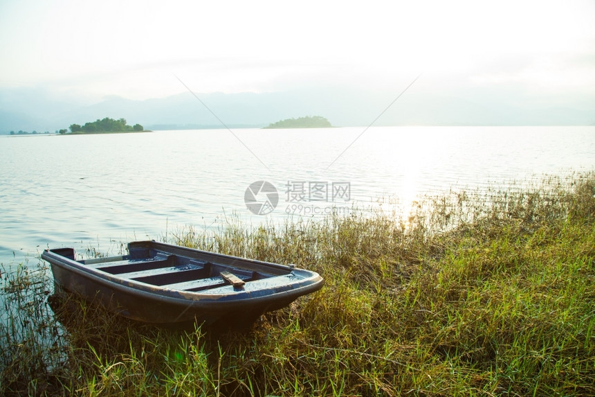 沿着小岛后面的湖边行走清晨满是雾的山峰美丽蓝色景观图片