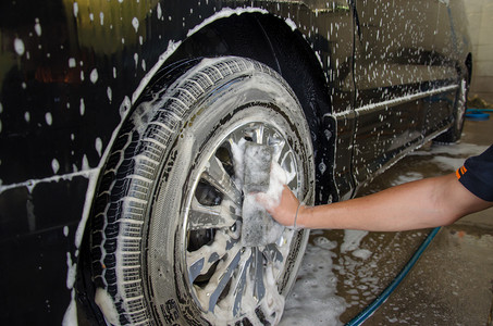 劳动水人们汽车洗泡沫轮图片