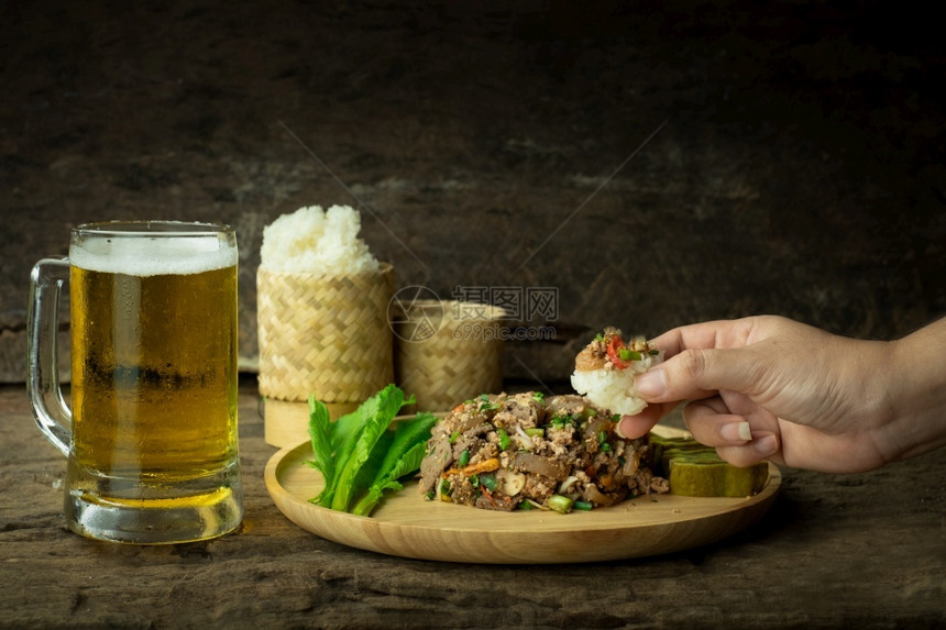 实验室吃牛肉拉布Larb是泰国东北部人民的传统文化Larb是泰国传统食物也是泰国东北部民众的文化Ralb使用手食粘糊大米辣味猪肉图片