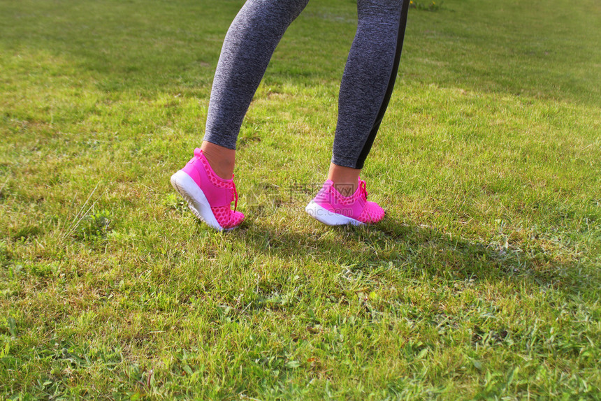 年轻的准备在夏季公园进行户外健身女子训练和慢跑的步运动员准备在夏季公园进行户外健身女子训练和慢跑的步运动员膝盖合身图片