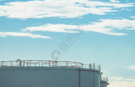 经济植物炼油厂近身储罐白色大燃料仓液体石油罐工业加站炼厂石化工业仓库图片