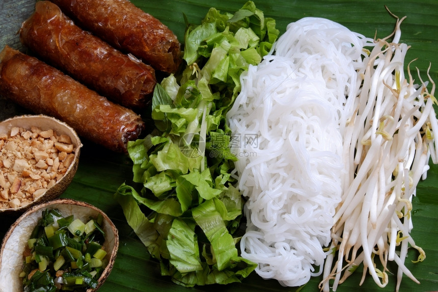 盘子糕点文化越南食物春卷或千焦一种美味的油炸食品气瓶形状用面包沙拉和鱼酱吃这也包括丰富的卡路里胆固醇脂肪食品受欢迎的越南饮食图片