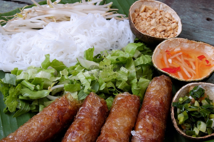 蔬菜越南食物春卷或千焦一种美味的油炸食品气瓶形状用面包沙拉和鱼酱吃这也包括丰富的卡路里胆固醇脂肪食品受欢迎的越南饮食劳斯莱包子图片