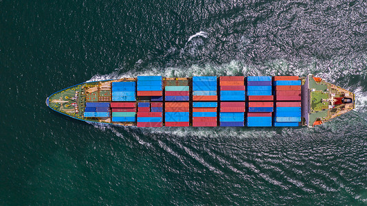 工业的拖船卸货在进口出业务物流和集装箱船舶在公海上国际运输方面载集装箱的船空中观视集装箱船在进出口业务中的国际运输背景图片