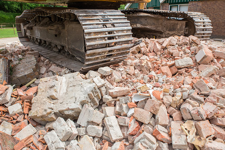 行业大量被拆毁房屋碎砖堆上金属毛虫地点强大的图片