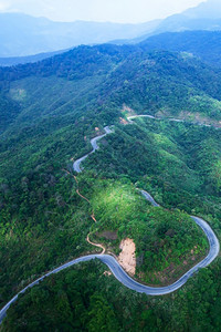 泰国和缅甸边境附近山地沥青路和泥土的空中观察曲线如画复制图片