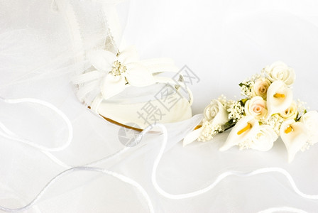 婚前凉鞋和鲜花新娘面纱的装饰叶子订婚图片