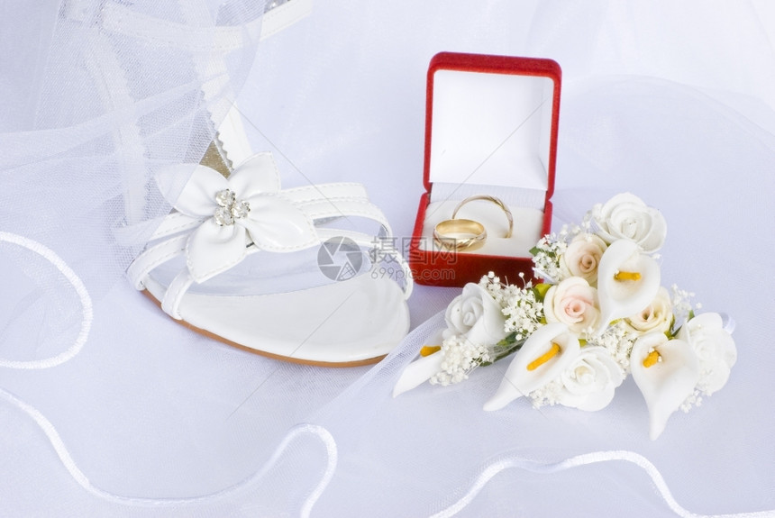 婚前凉鞋和鲜花新娘面纱的装饰胸花束的图片