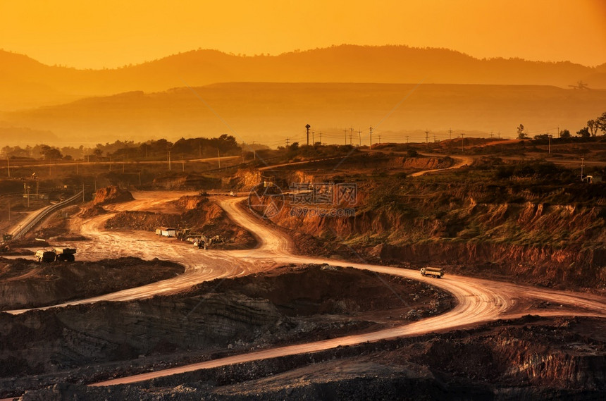 MaeMo的煤矿景观Lampang观望阳煤矿棕色的布鲁戈尔尼山图片
