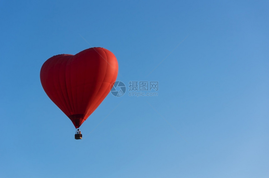 蒋冒险篮子蓝色天空中美丽的红气球在泰国清莱的气球节上在蓝天图片