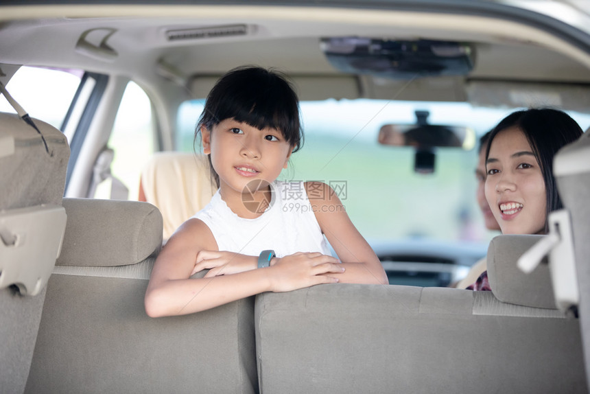 女士亚洲人快乐的小女孩有亚裔家庭坐在车里享受公路旅行和夏假在野营车面包上户外图片