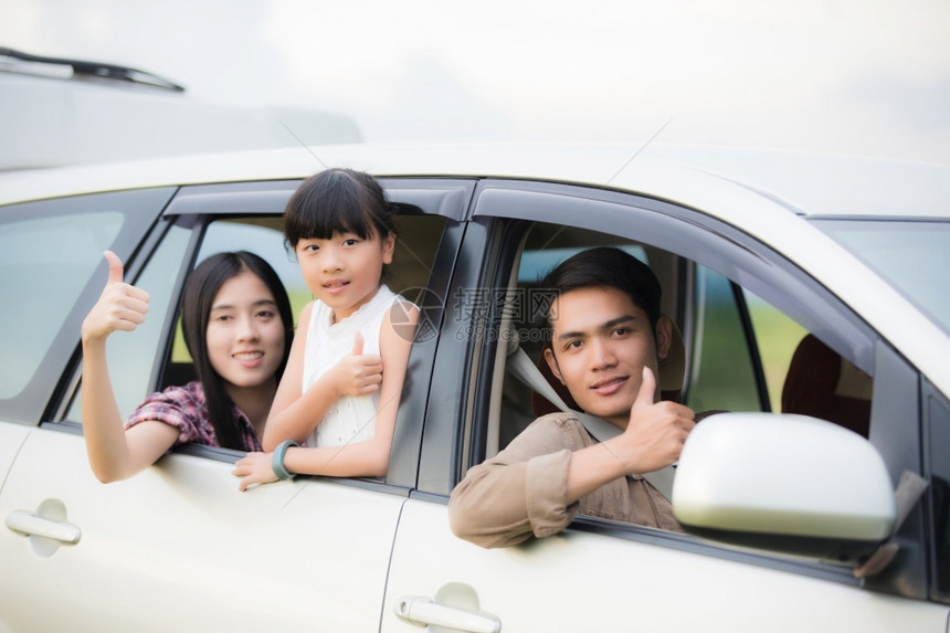 松弛快乐的小女孩有亚裔家庭坐在车里享受公路旅行和夏假在野营车面包上放松美丽的图片