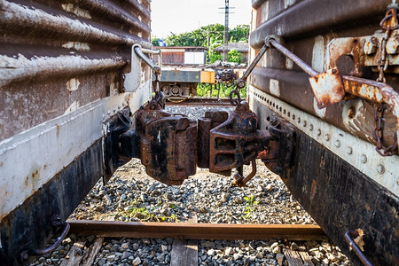 关闭铁路上生锈的旧合用集装箱商业泰国引擎图片