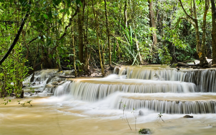 新鲜的泰国热带雨林中的HuayMaeKhamin瀑布北碧府湿的图片