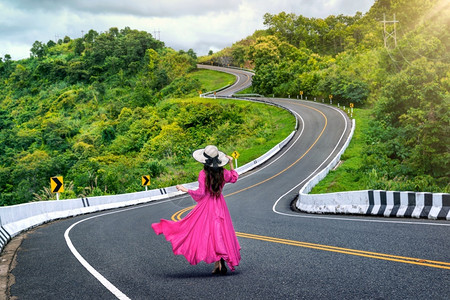 游客妇女走在泰国南省绿林山顶的3号公路或天空道上在泰国南省驾驶森林图片