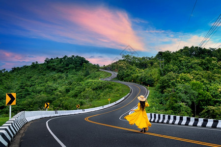妇女走在泰国南省绿林山顶的3号公路或天空道上在泰国南省人们旅行丘陵图片