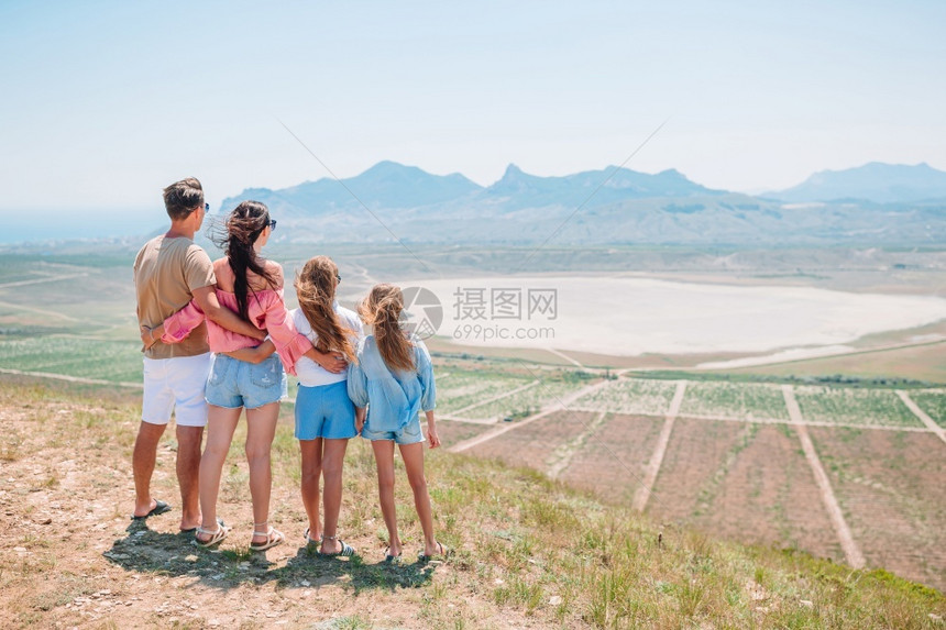 岩石幸福的家庭在山上度假幸福的家庭在山上度假太阳户外图片