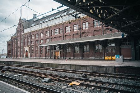 秋天旧式欧洲风格的火车站台平地铁速连科图片