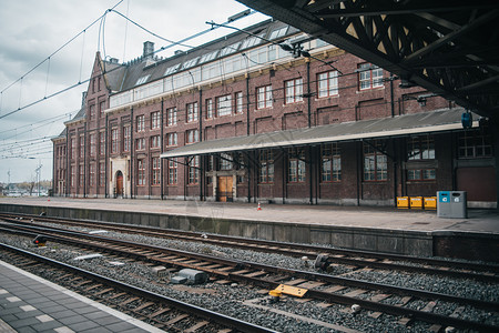 机车云旧式欧洲风格的火车站台平线条图片