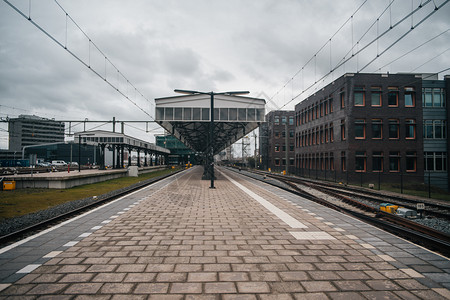 现代的城市旧式欧洲风格火车站台平老的图片