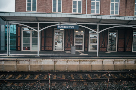 过境上市旧式欧洲风格的火车站台平终端图片