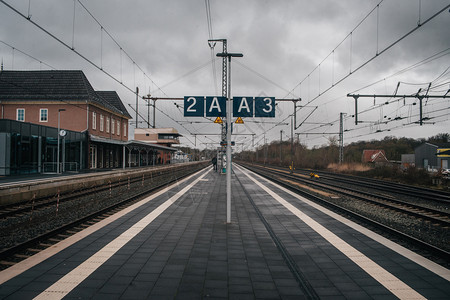 金属上市城旧式欧洲风格的火车站台平图片