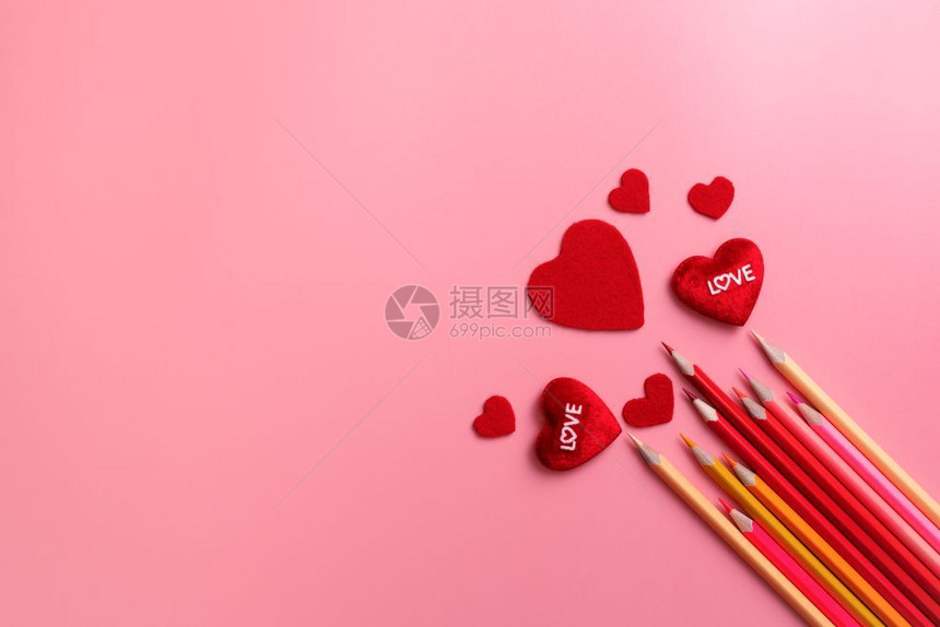 甜点故事情人日概念红心和粉色背景彩铅笔美丽的图片