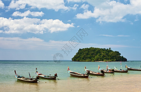 放松门户14泰国海滩上的传统泰式长船娱乐图片