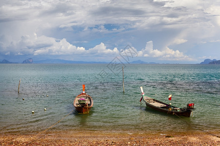 自然亚洲长尾巴泰国海滩上的传统泰式长船图片