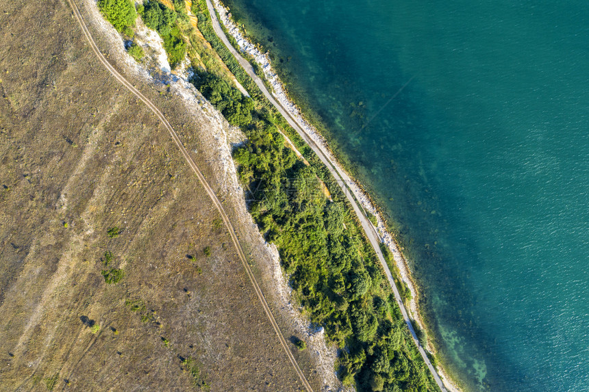 无人驾驶飞机的美海和陡峭岸线地表空中最高度透明风景优美天堂图片
