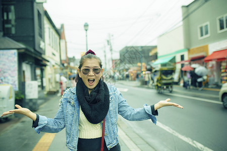 乡秋天女士在日本北海道的奥塔鲁镇街头旅行时亚裔女快乐情绪图片
