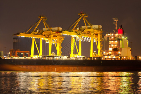 加载泰国曼谷夜间工业航运港口泰国曼谷码头海洋图片