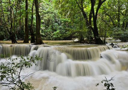 流动的泰国热带雨林瀑泰国溪流水景图片