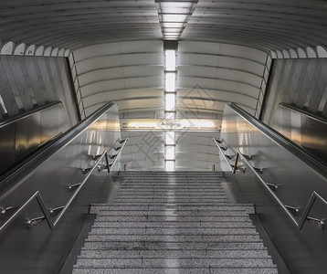 运输建造德语国一个大都市地铁站的楼梯和绳扶阶台图片