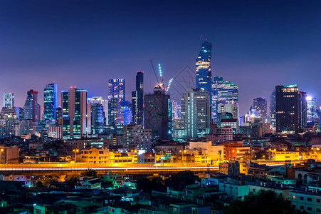 景观旅行首都曼谷市风景与泰国夜间交通情况图片