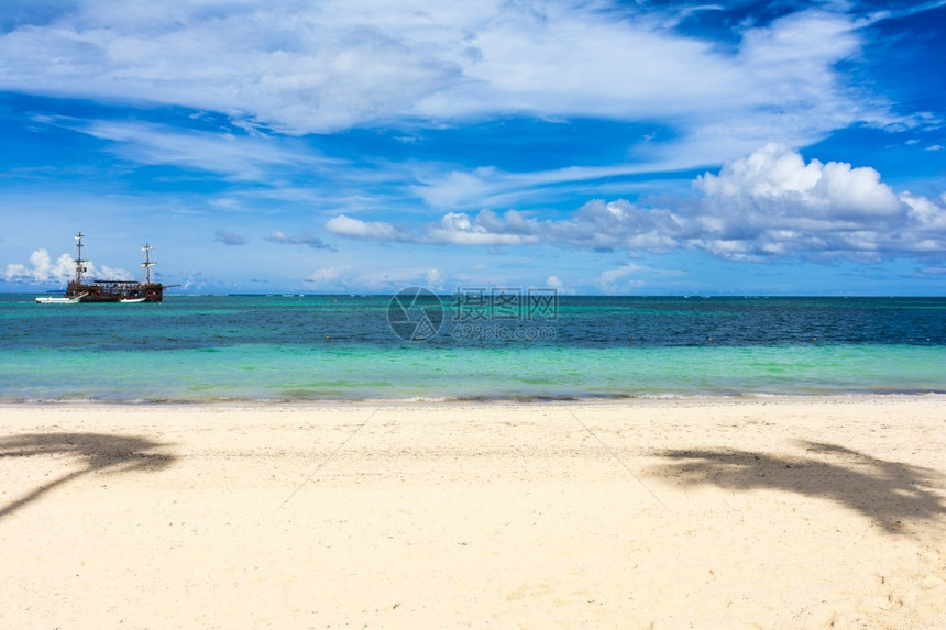 白色的天空清除加勒比海景巴瓦罗滩多米尼加Puntacana图片