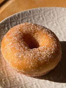 白盘糖炸甜圈蛋糕美味的圆形图片