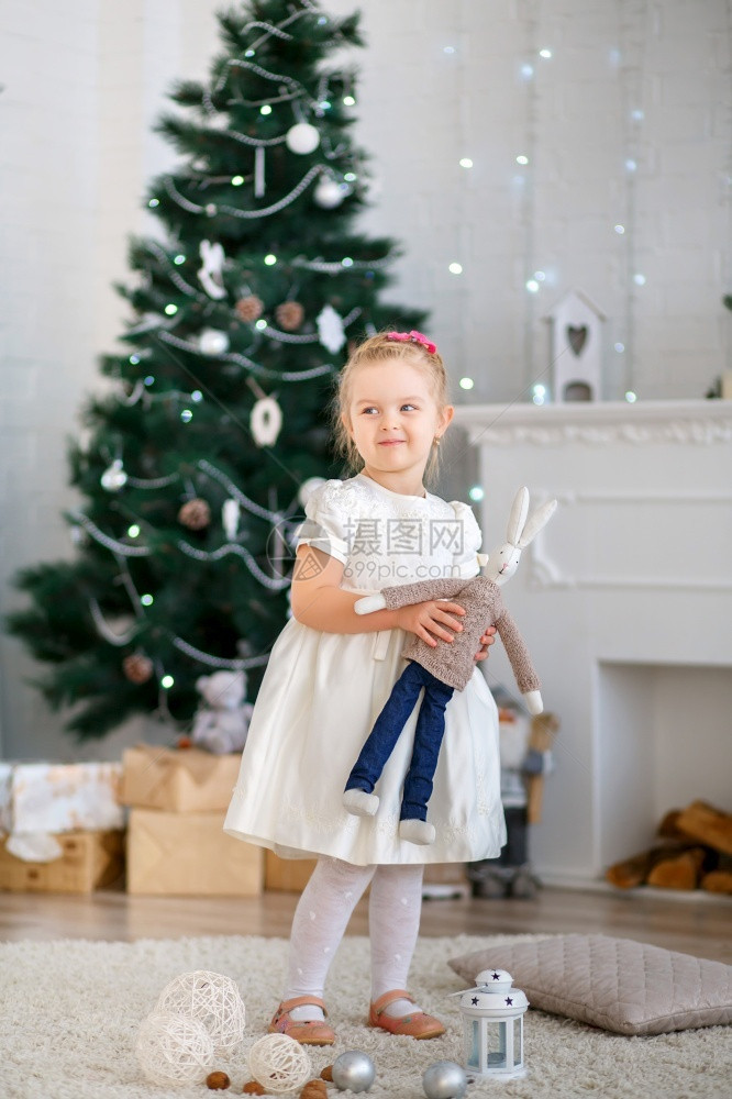 美丽的小女孩在圣诞装饰中等待奇迹的美丽小姑娘优雅的松树地面图片