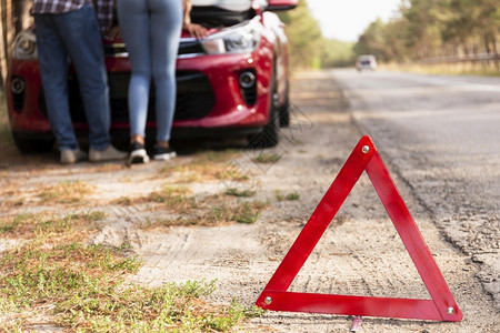 紧急情况红色三角在旅行时标记道路车辆问题男人乘客图片