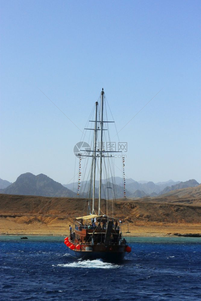 海盗船在红上行驶靠近蓝色天空和埃及沙漠的海岸异国情调旅行休息图片