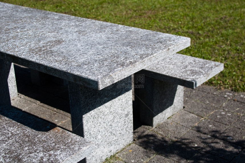 长椅用花岗岩大理石制成的壁桌和板凳休息公园图片